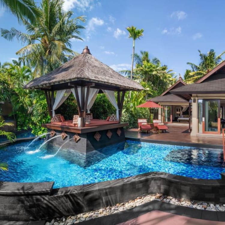 Luxuriöses Resort mit privatem Pool, tropischer Landschaft und einem Strohdach-Gazebo in Bali.