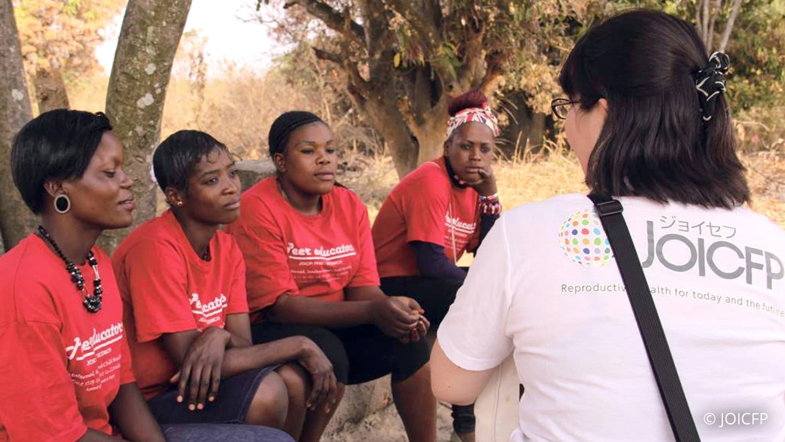 現地の女性たちと話し合うジョイセフスタッフ