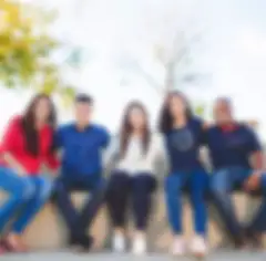 Groupe de jeunes étudiants assis ensemble et souriants