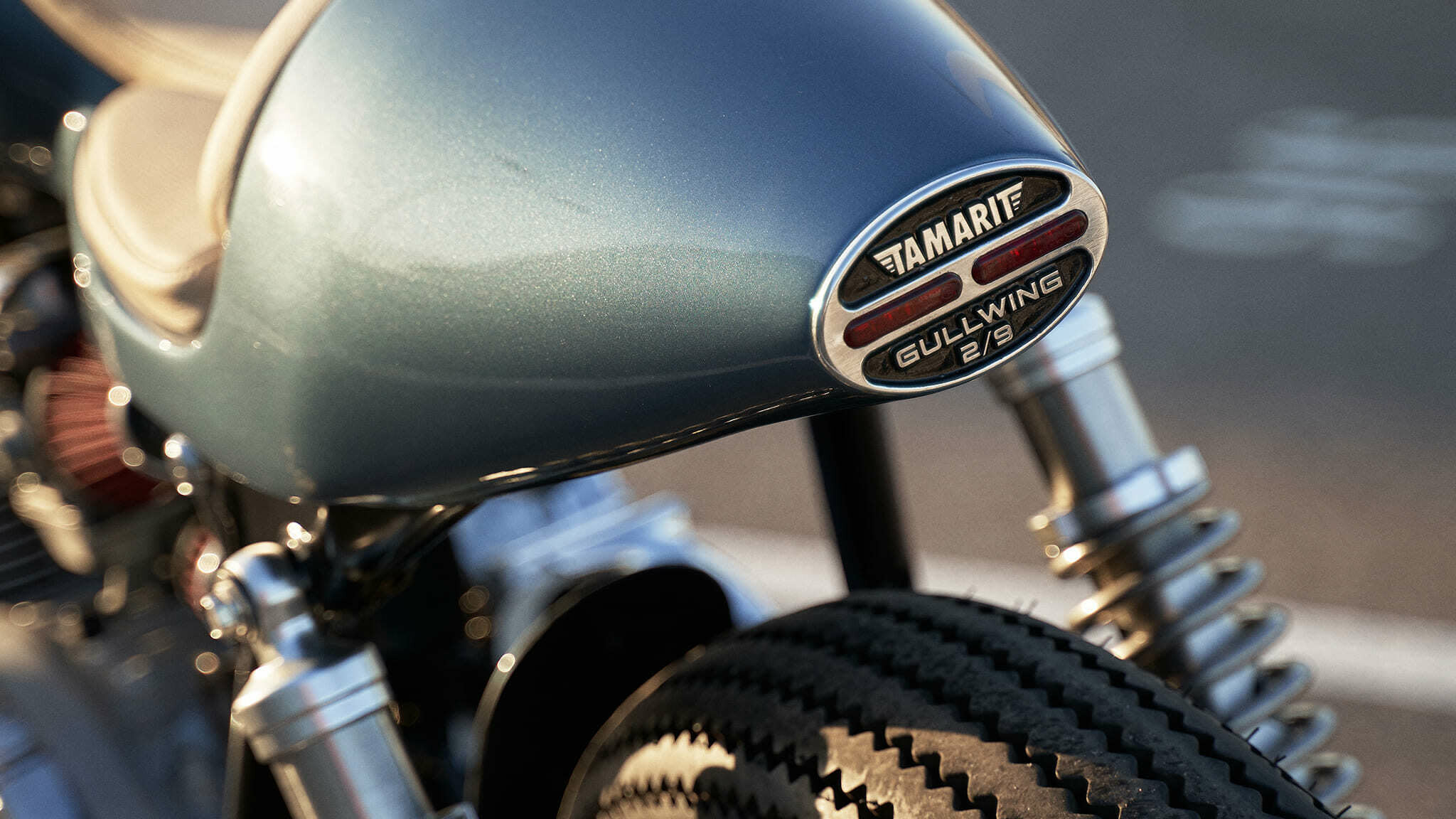 triumph thruxton 900 cafe racer gullwing