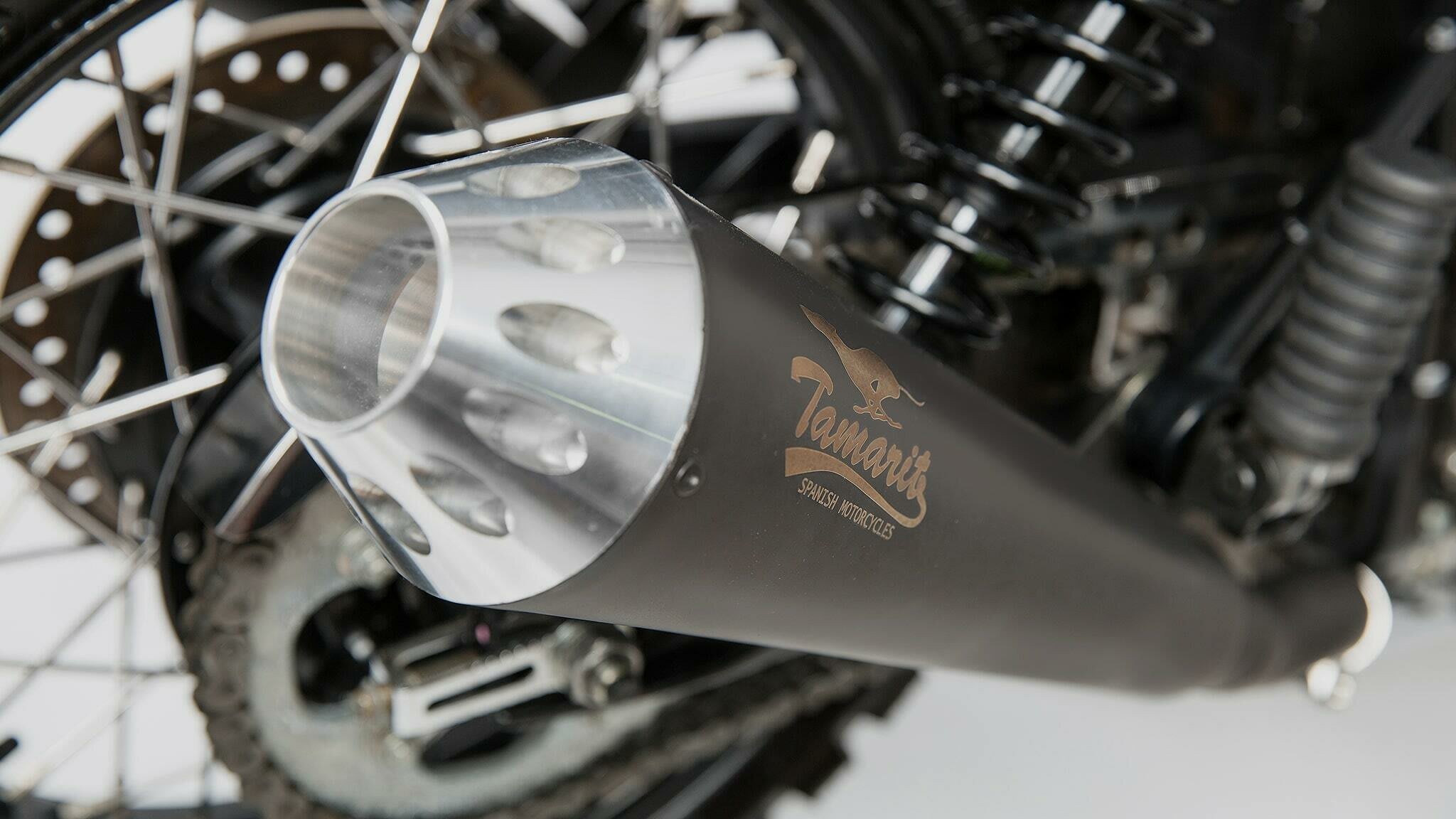 Moto Tamarit número 6 EmeBlack con un motor de Bonneville EFI