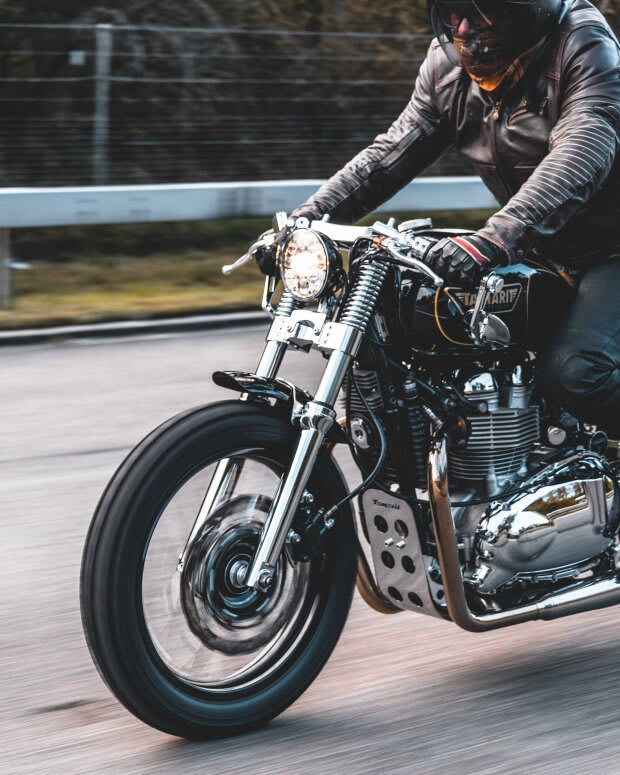 94 Dracarys V A Thruxton 900 off to Swiss roads