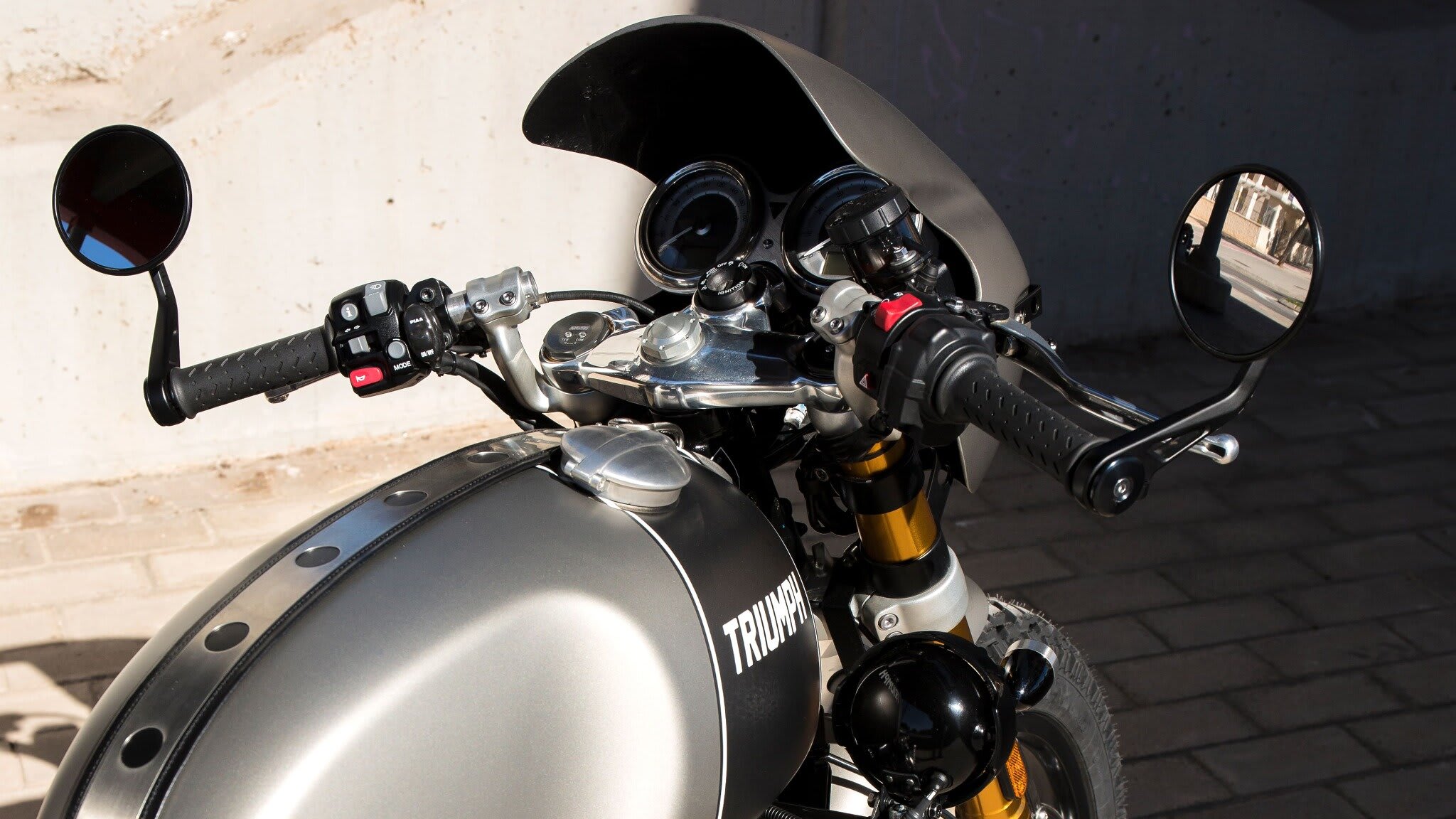 triumph thruxton 1200R cafe racer infected