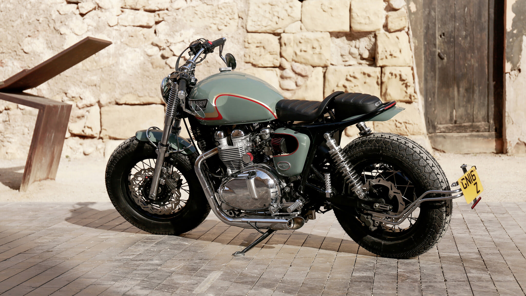 triumph thruxton 900 brat style tamarit victory