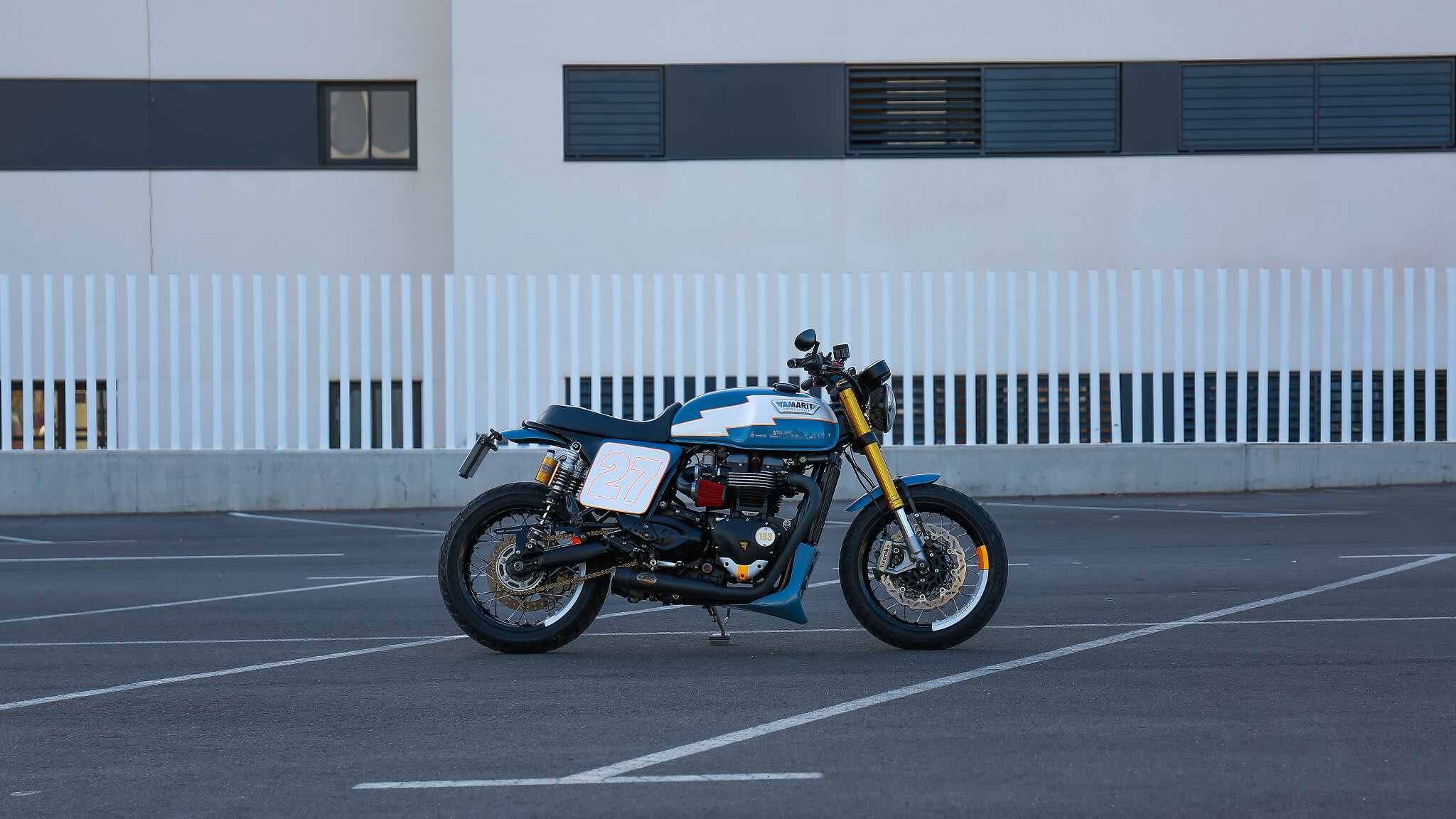triumph thruxton 1200r cafe racer tamarit missile