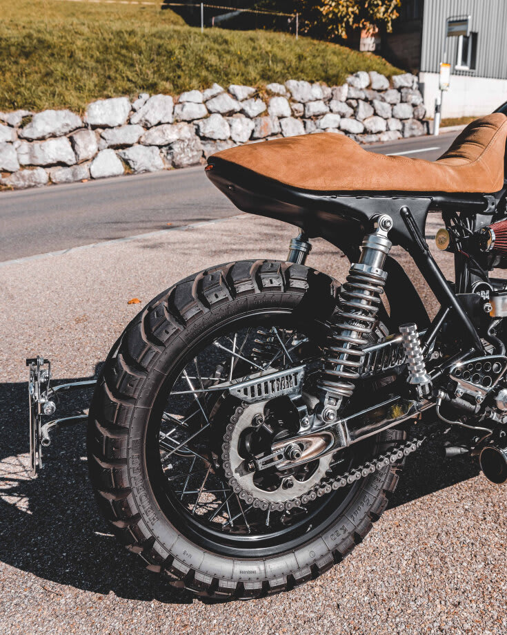 triumph thruxton 900 brat style tamarit victory