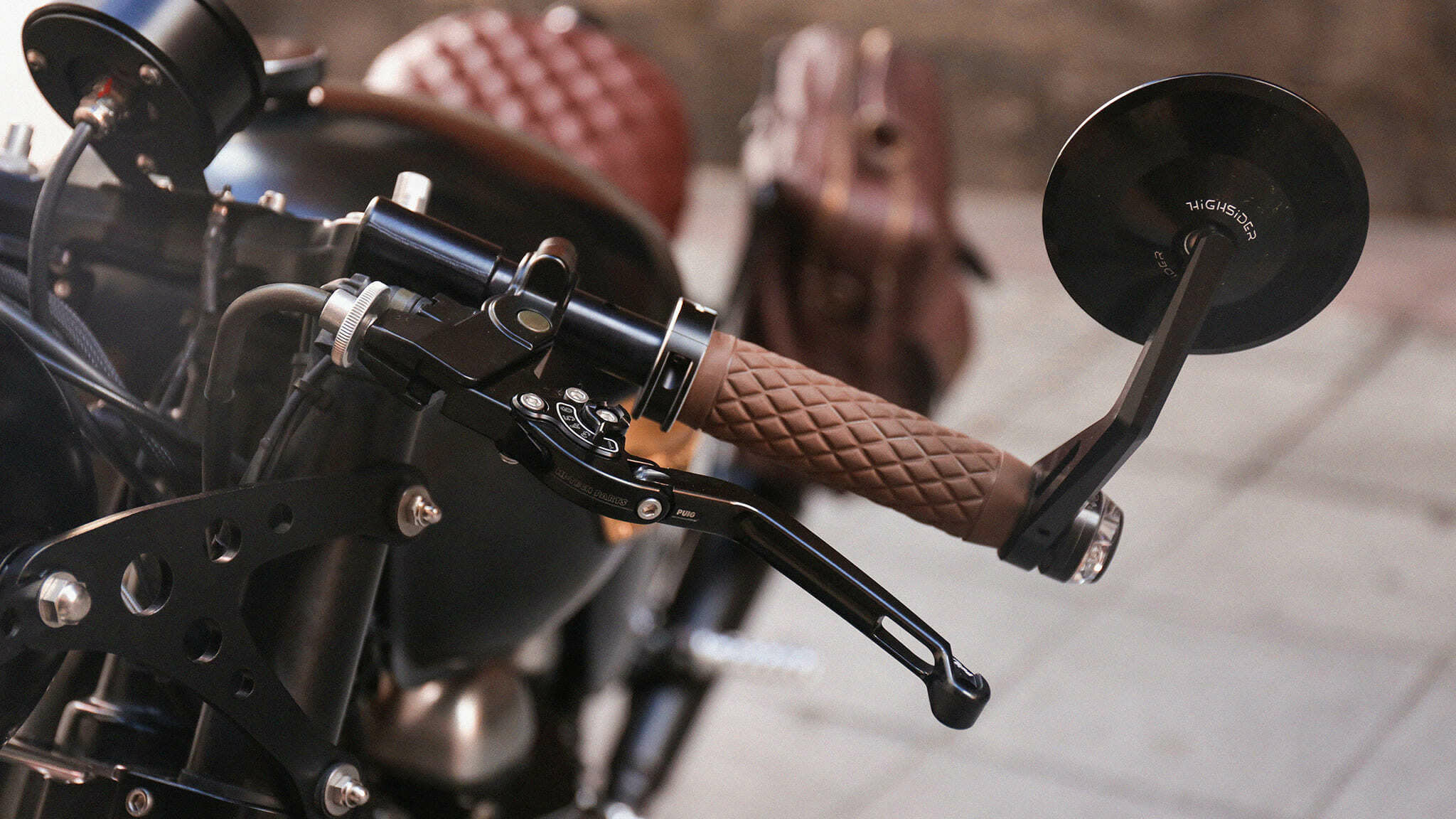 triumph thruxton 900 cafe racer tamarit titan