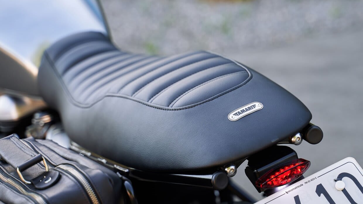 triumph thruxton 900 brat style tamarit the captain