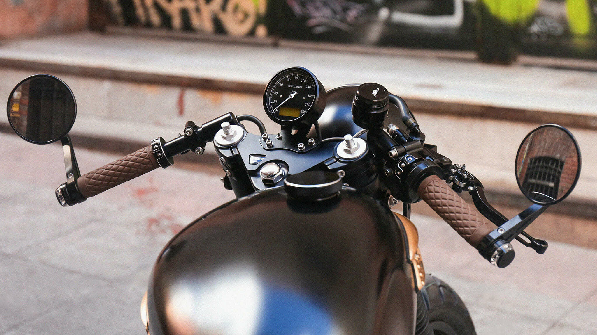 triumph thruxton 900 cafe racer tamarit titan