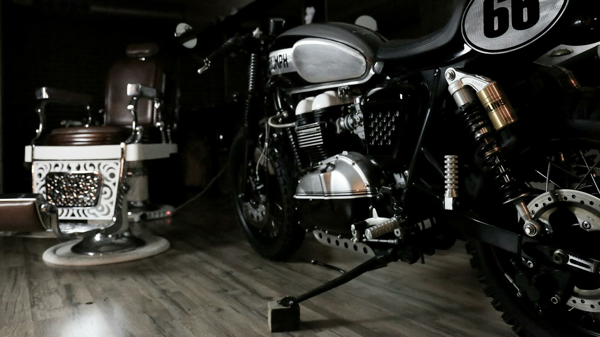 triumph thruxton 900 cafe racer black tamarit moustache