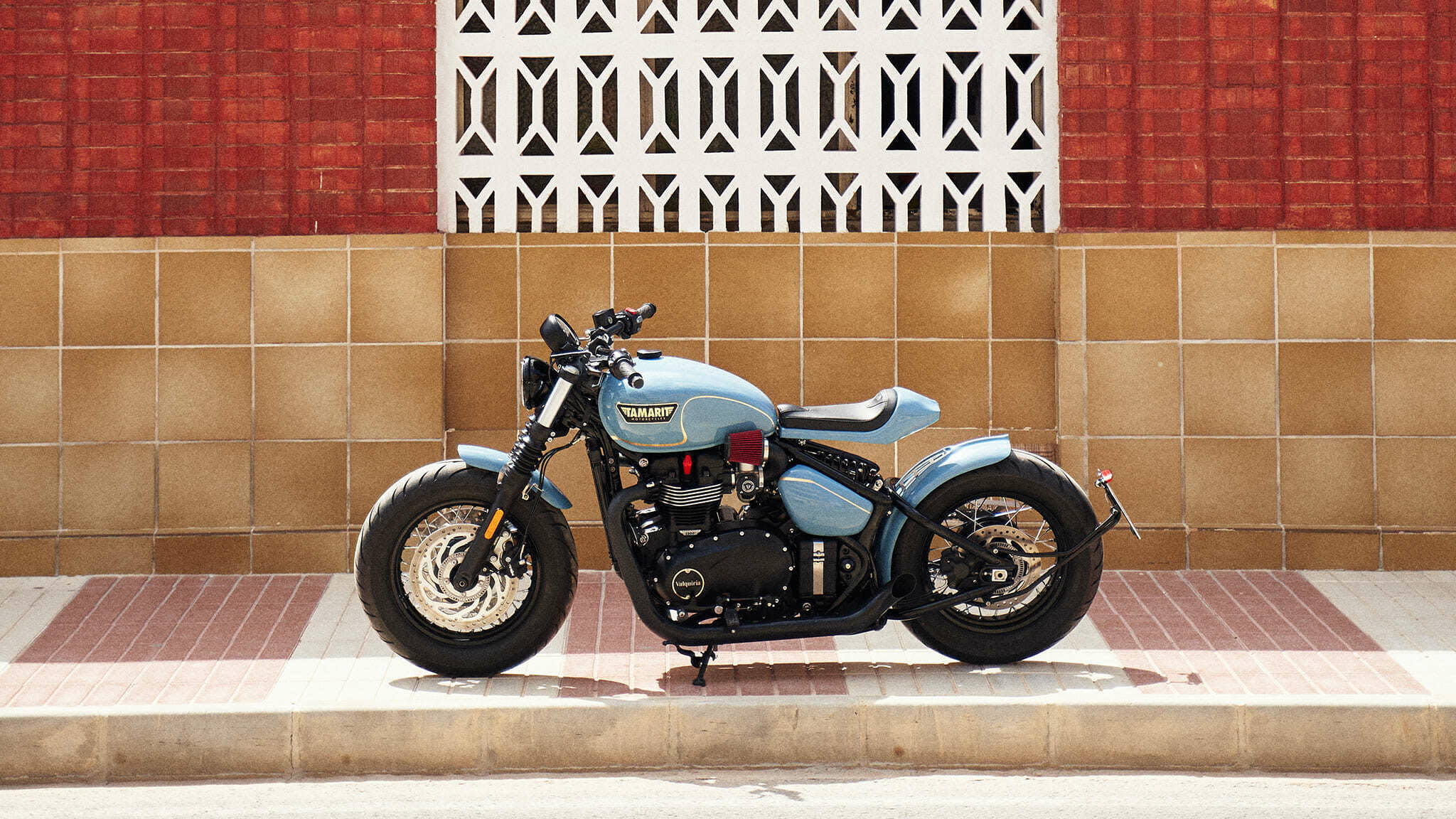 triumph bobber cafe racer tamarit valquiria