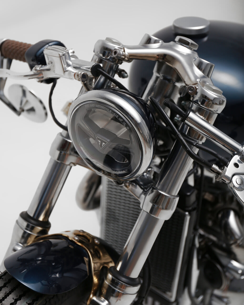 triumph thruxton 1200rs brat style tamarit senko