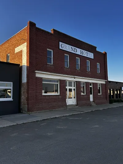 05. Grand Hotel -  37 3rd Avenue East