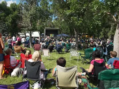 Sunday - Crowd