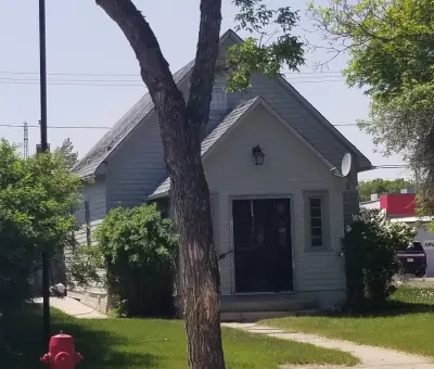 18. First Baptist Church - 407 1st Street East