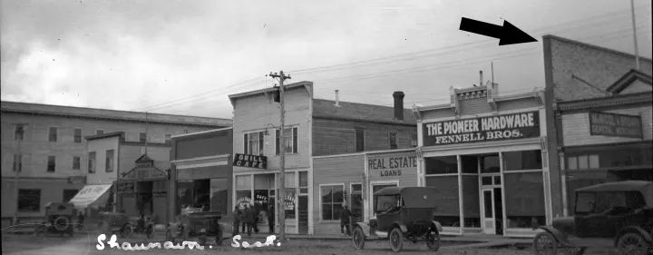 Fires were of great concern in early Shaunavon. Most of the new buildings were of wood construction and there was little in the way of firefighting equipment. Shortly after the great fire of 1918, which destroyed 18 business places, this firewall was built between the Fennell Bros. Hardware Store and McMahon’s General Store (255 & 265 Centre Street). These walls were costly to build and are uncommon.