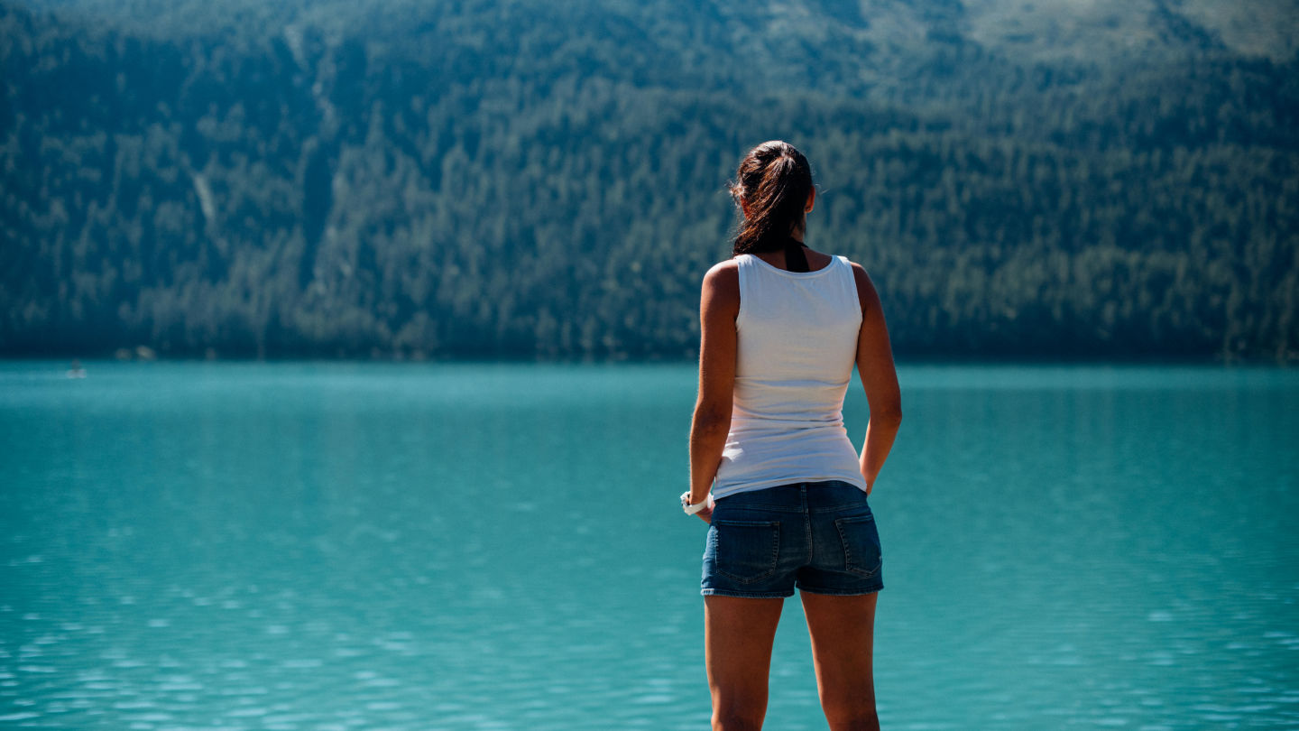 Tania im Engadin, die am Ufer des Silvaplanersees steht