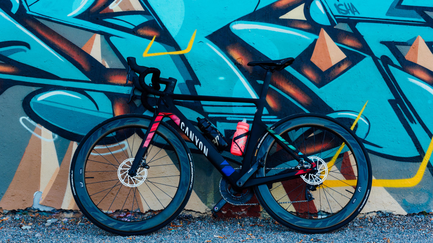 Canyon Rennrad vor einer Graffiti-Wand