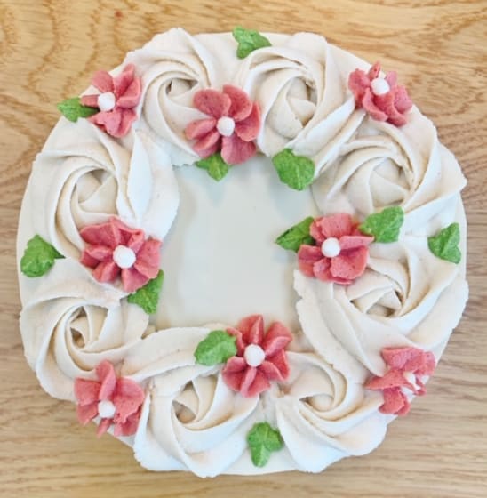 味が選べるフラワーデコシリーズ 白い薔薇と赤小花のケーキ ５号 Raw Raw ローアンドロー Tanp タンプ