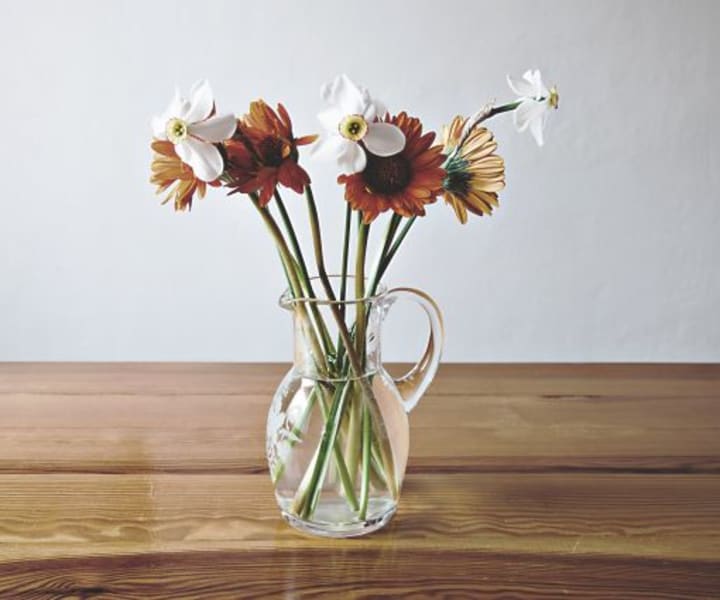 新婚生活に美しいお花を 結婚祝いにおすすめの花瓶10選 Tanp タンプ