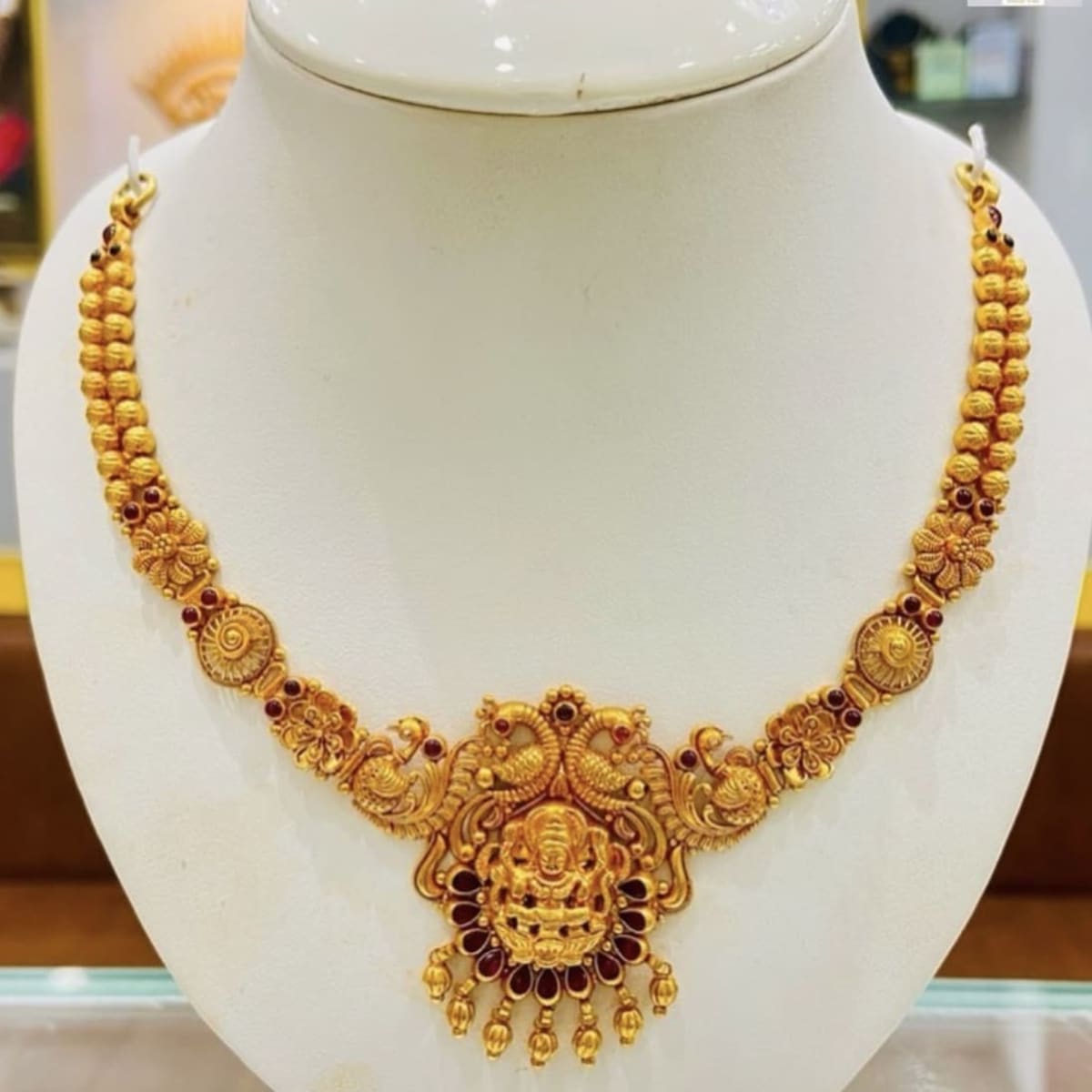 Gold store palace jewelry