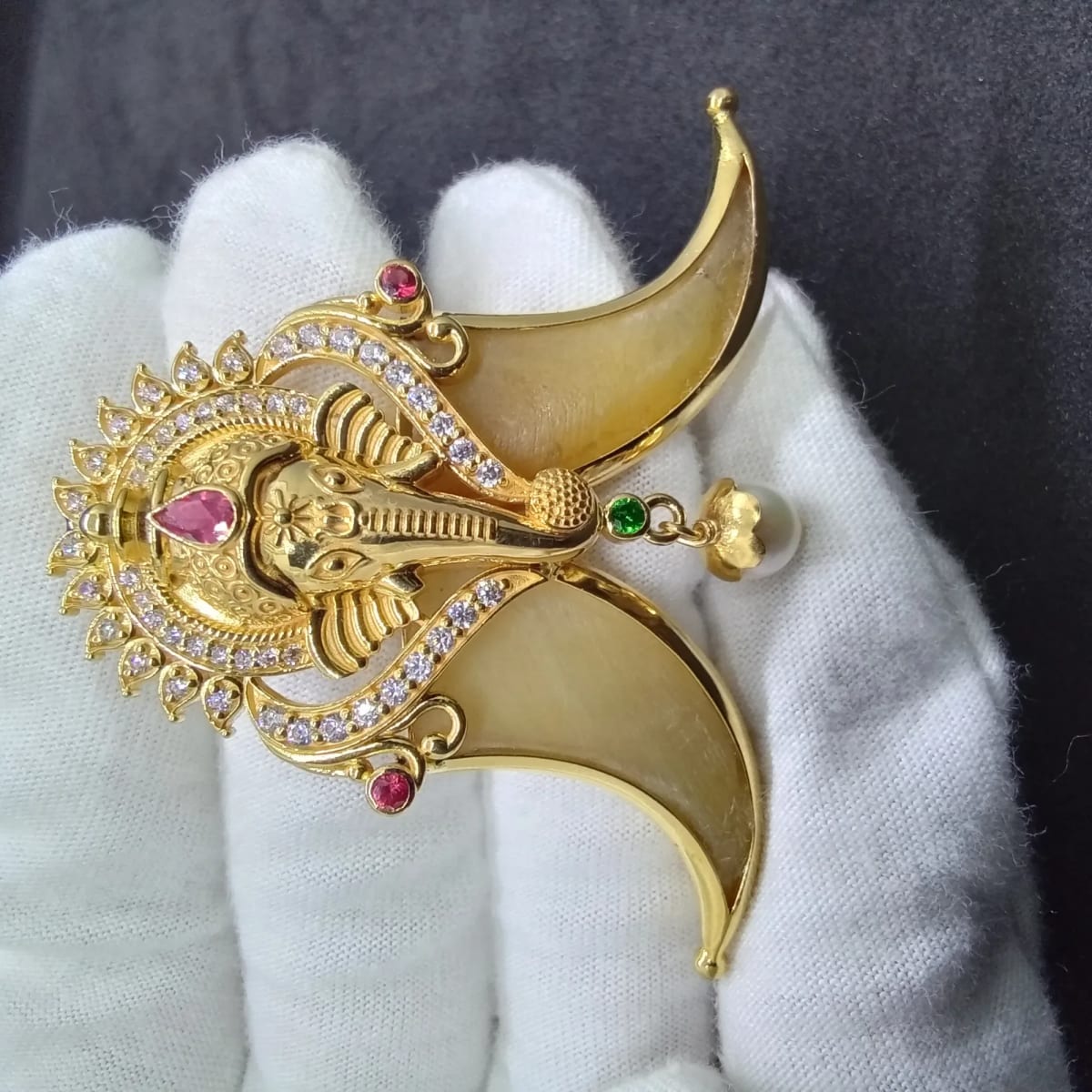 Gold tiger nail locket top