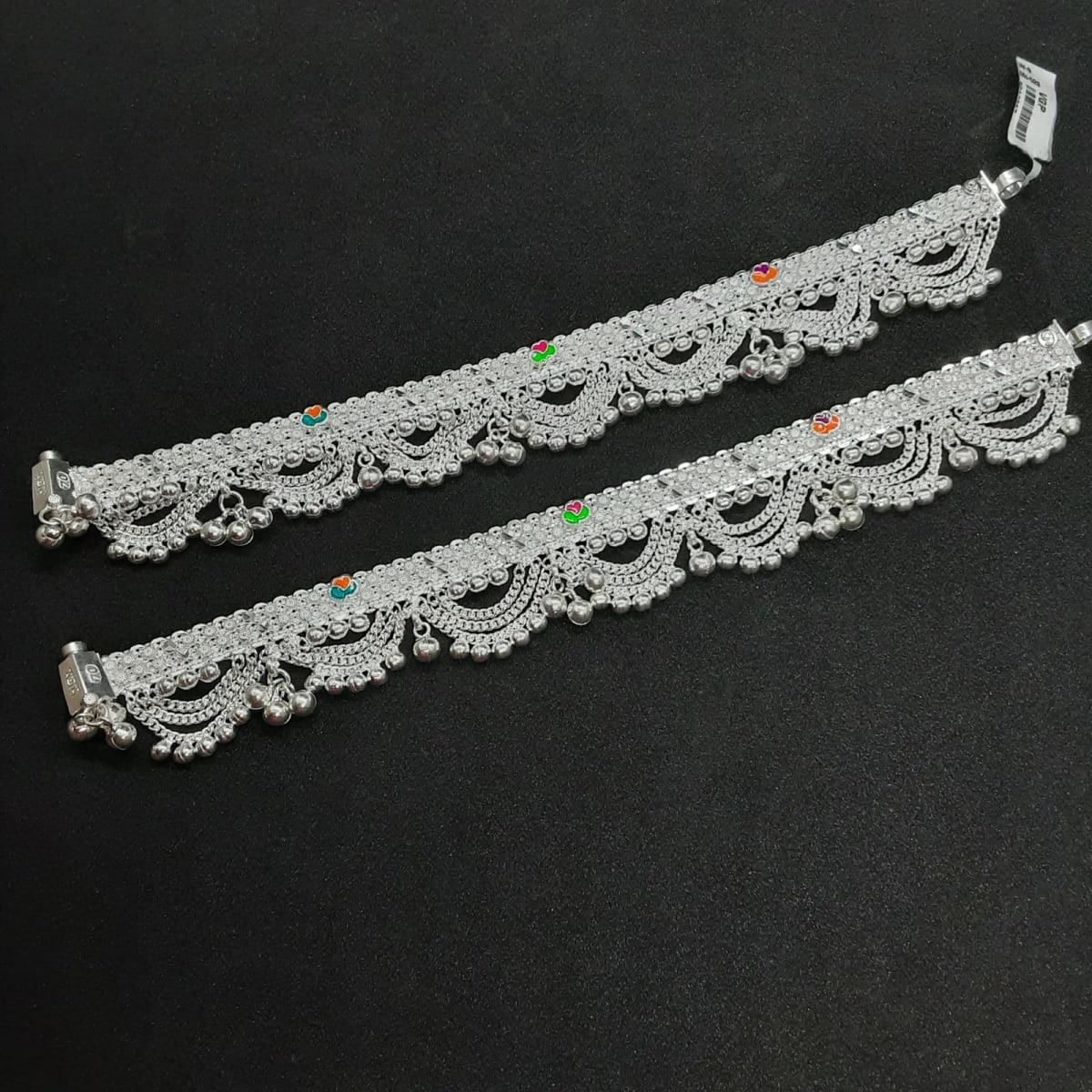 Silver chain leg store