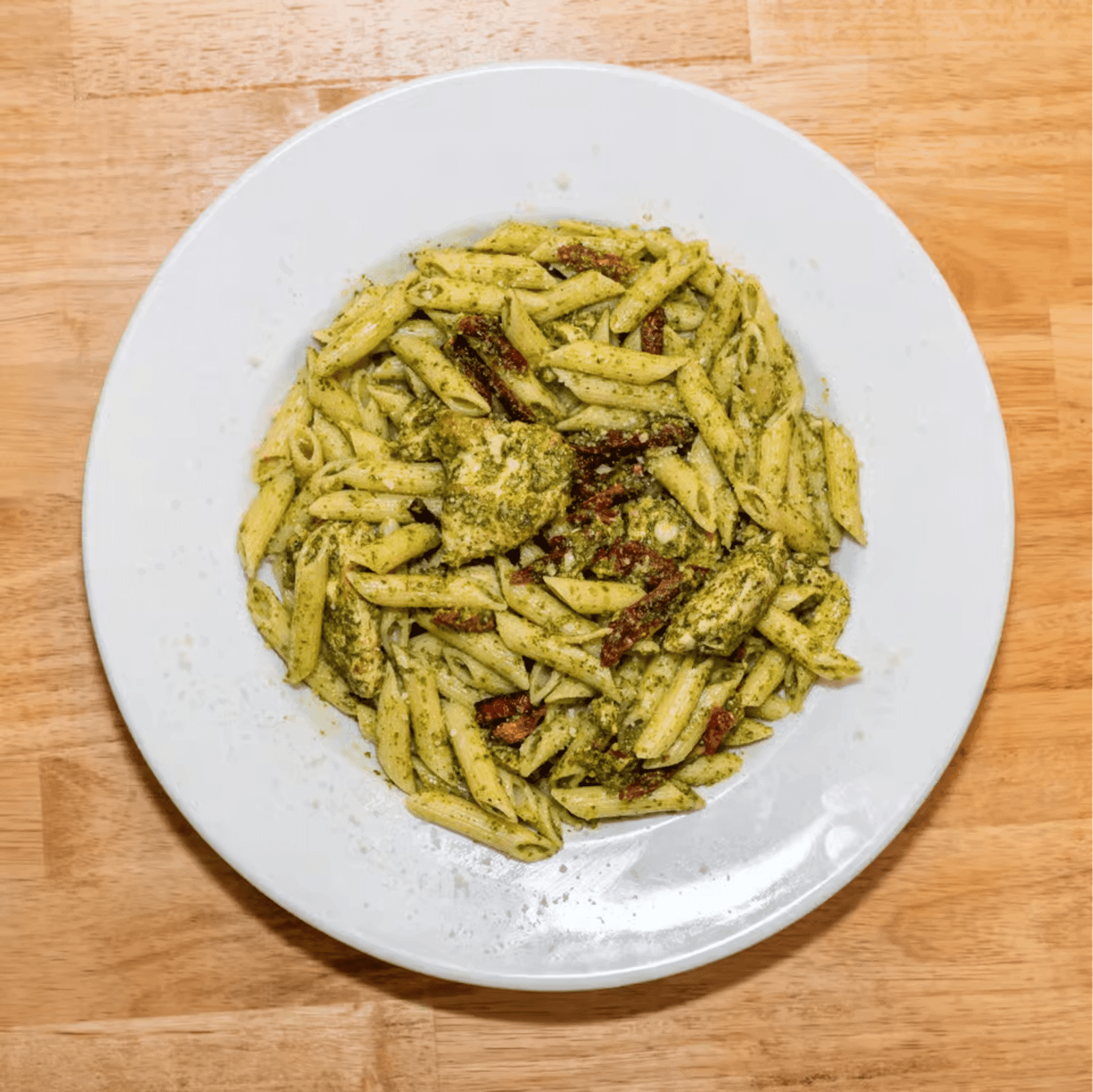Penne with pesto, chicken and sun dried tomatoes