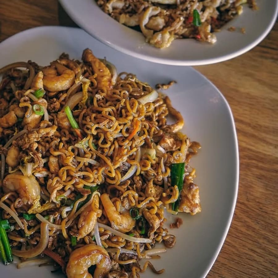 Wok-fried egg noodles with prawns, bean sprouts and spring onion