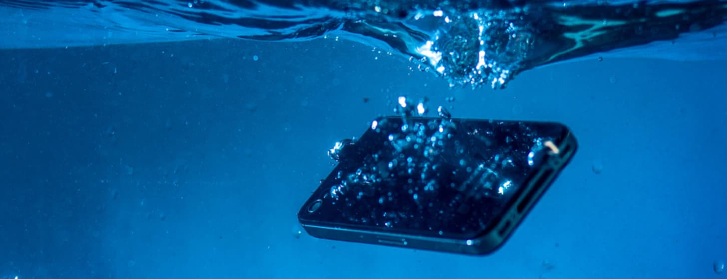 Wasserschaden  Was tun wenn das Handy ins Wasser fllt? - tarife.at  Ratgeber