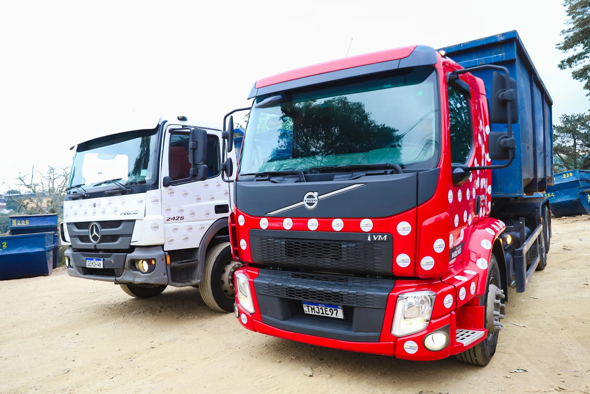 Caminhões de coleta de resíduos da Mega Ambiental
