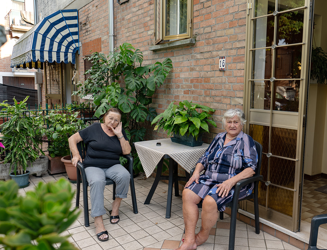 Due associate sedute in terrazza