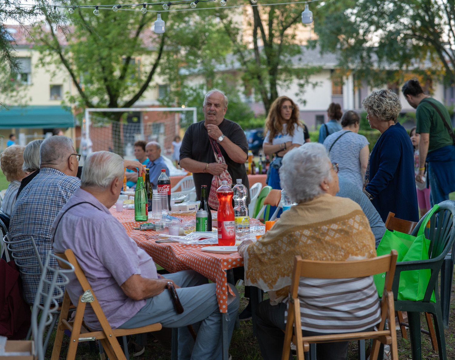 Cena di quartiere all'aperto
