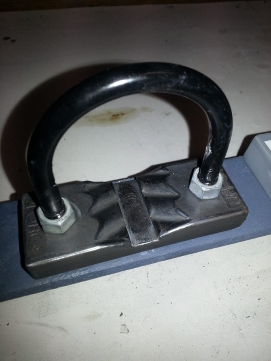 Pipe Support That Mitigates Corrosion