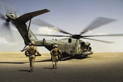 Soldiers run toward helicopter 