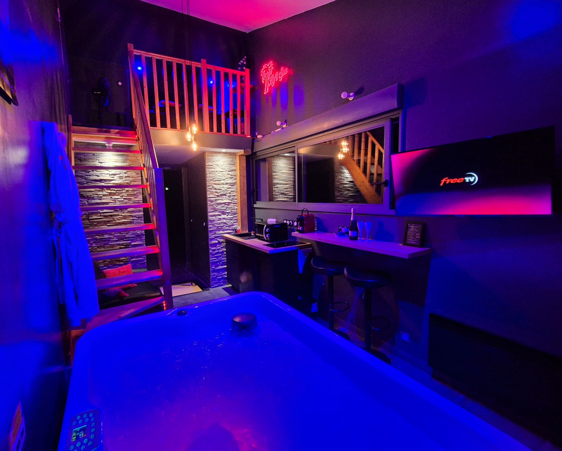 Love room Loft Spa avec jacuzzi privatif à La Rochelle