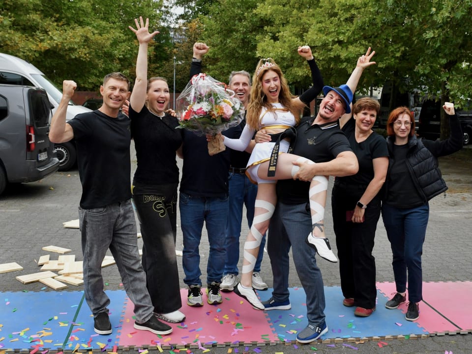 Palina Glebova mit Blumenstrauß und dem Team des Weltrekordtags in Hamburg
