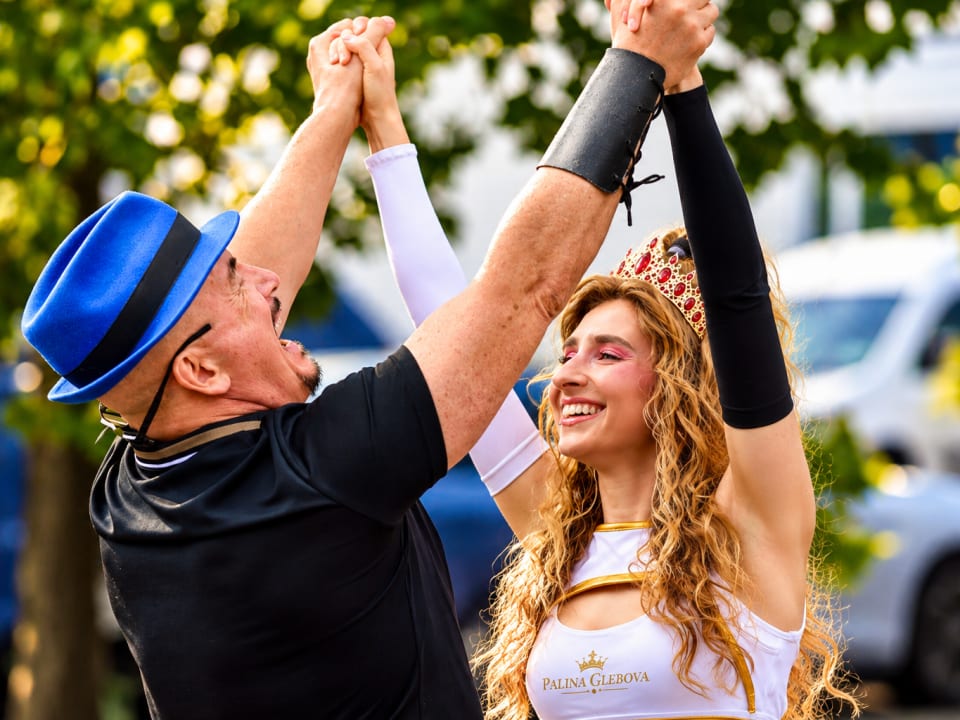 Joe Alexander und Palina Glebova klatschen jubelnd ein, Palina trägt eine Krone
