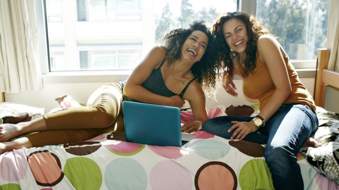 COLLEGE-ROOMMATES-facebook