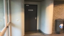 Image Seminarielokalen_ door in entrance hall to the Auditoria L building