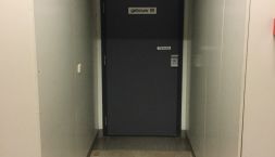 Image Seminarielokalen_ door in entrance hall to the Auditoria M building
