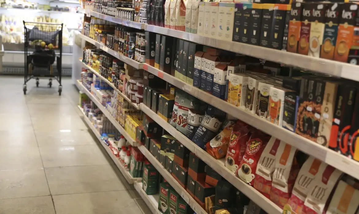 Corredor de cafés embalados em um supermercado brasileiro