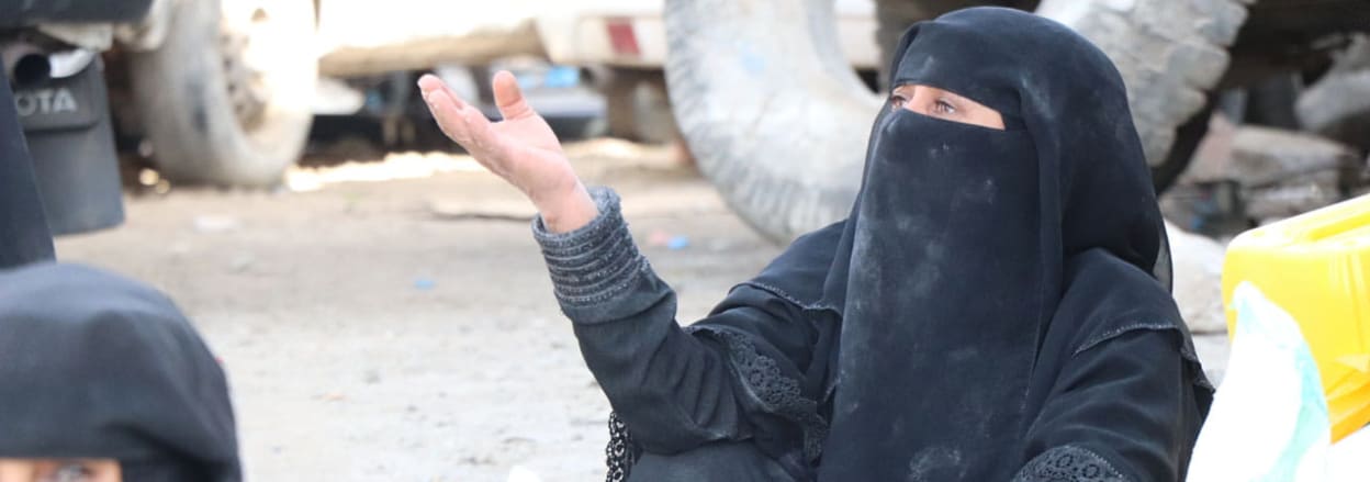 Yemeni woman asking for help