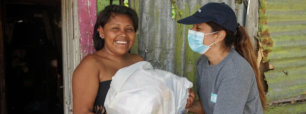 Delivery of food packages to 500 vulnerable families in the municipalities of Algodonal and Santa Lucía in Barranquilla, Colombia, as response to the COVID 19 Coronavirus pandemic. (Edrei Cueto, Tearfund)