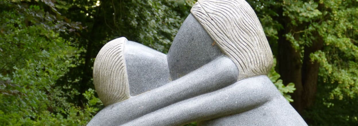 Statue of couple with African braided hair kissing