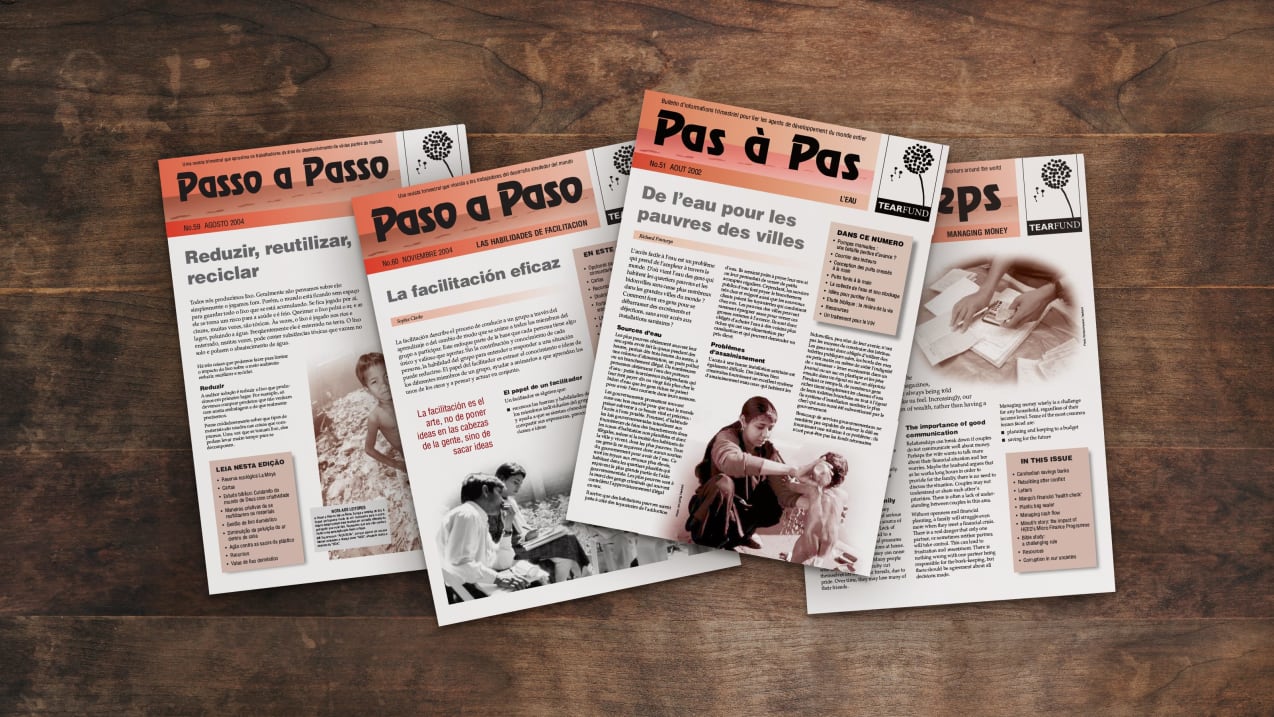 Revistas Passo a Passo em francês, espanhol, português e inglês, espalhadas sobre uma mesa de madeira