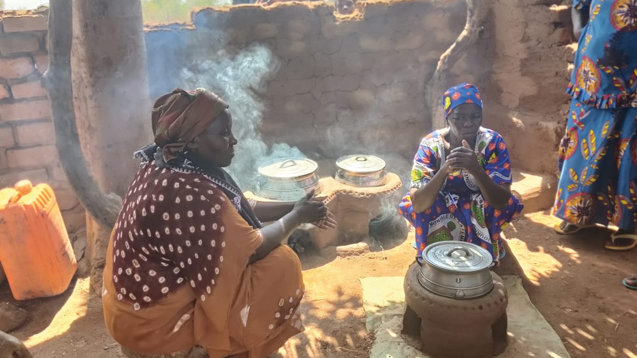  Villagers preparing lunch in Chad. Credit: Chris Thompson/Tearfund