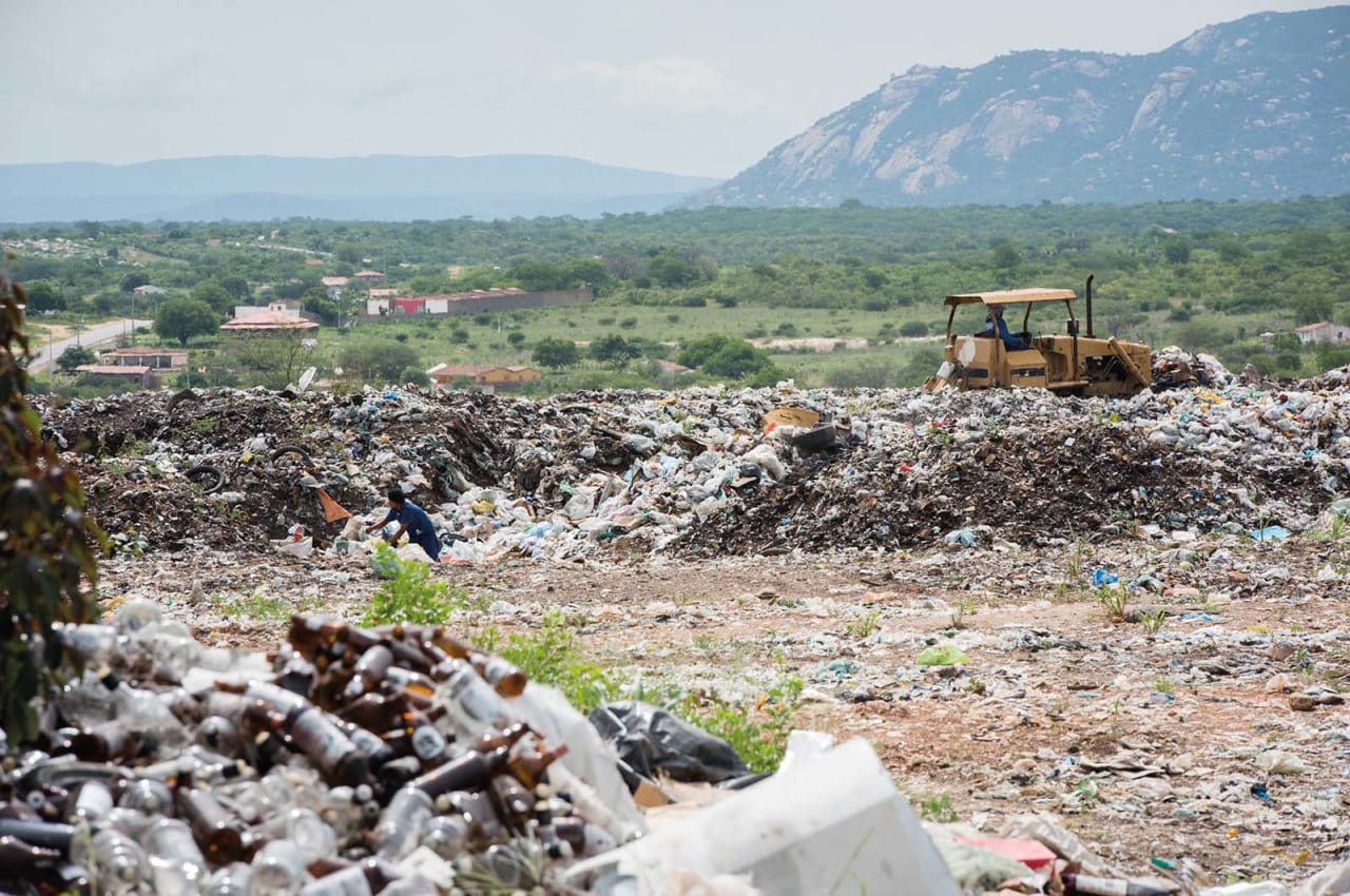Waste pickers often work in dangerous, unhealthy conditions. Photo: Eleanor Bentall/Tearfund