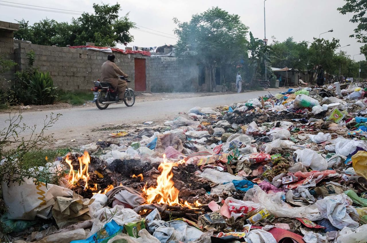 El humo que se emite al quemar desechos de plástico es muy nocivo para la salud. Foto: Hazel Thompson/Tearfund