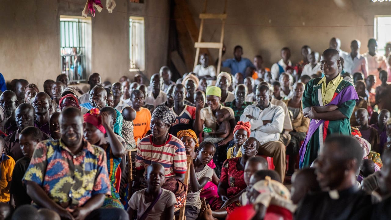 Membros da comunidade local reunidos em um culto especial da Igreja de Uganda no distrito de Kaberamaido, em Uganda